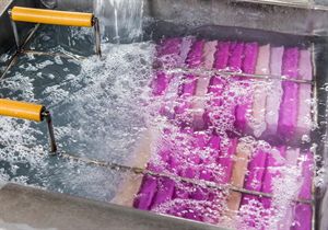 Washing plastic parts in a water bath